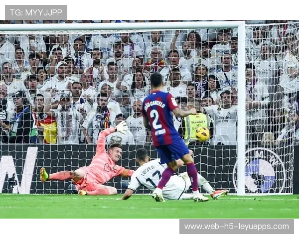 阿劳霍禁区内力压对手完成头球争顶