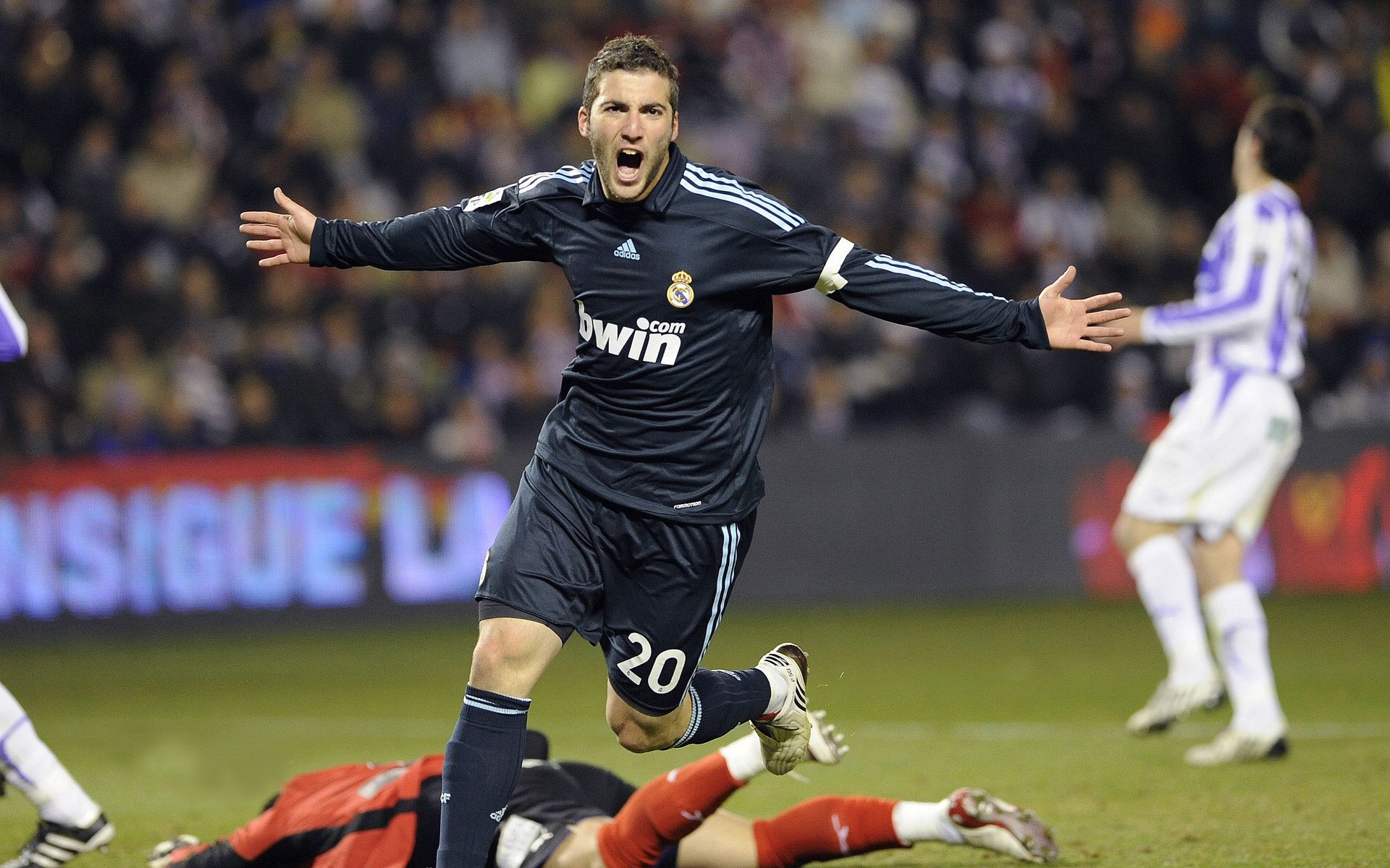 乐鱼中文网站-拜仁两战神爆发救主德甲格局再度反转，拜仁豪夺德甲九连冠!